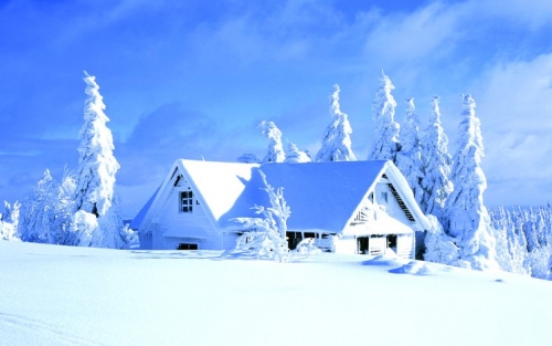 Το καπάκι χιονιού στη στέγη ενός σπιτιού είναι μια ιδανική μόνωση
