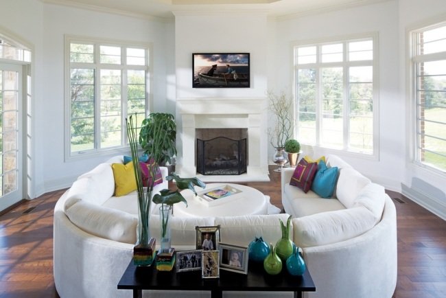 موقد خشب غرفة المعيشة أريكة بيضاء بقع ملونة من اللون