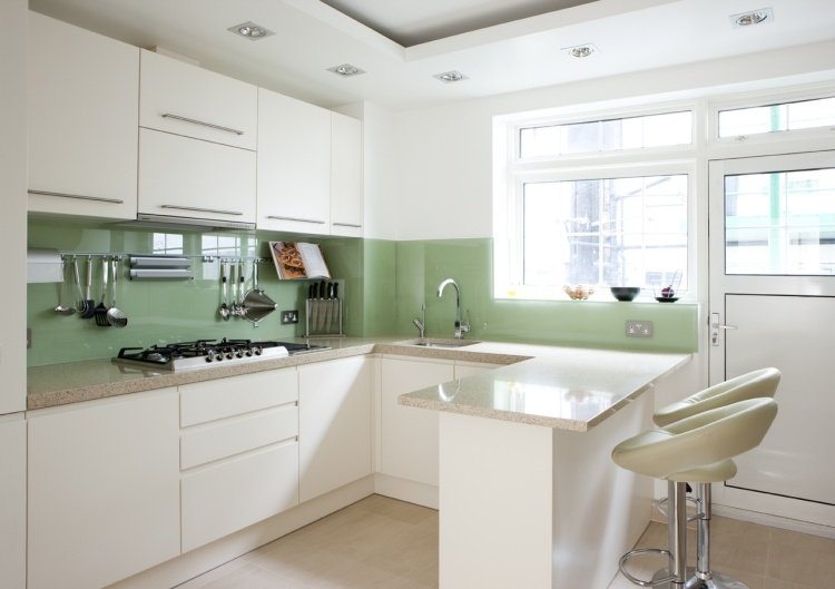 تصميم جدار المطبخ على شكل حرف L-Peninsula-White-Barrier-Sage-Green-Glass-Splash Protection