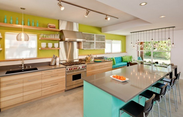 مطبخ-جدار-تصميم-أخضر-فاتح-جدار-دهان-خشب-دولاب-رفوف-فيروزي-ايلاند