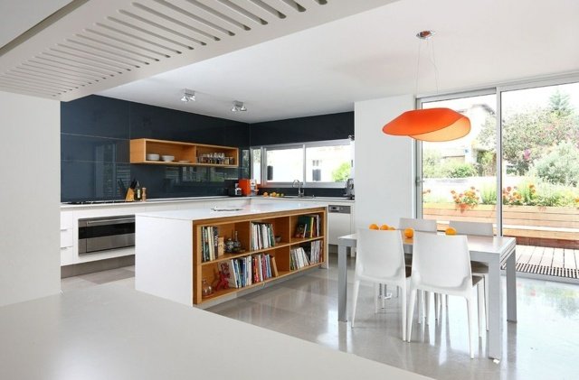 تصميم مطبخ حديث باللون الأبيض والرمادي والبرتقالي