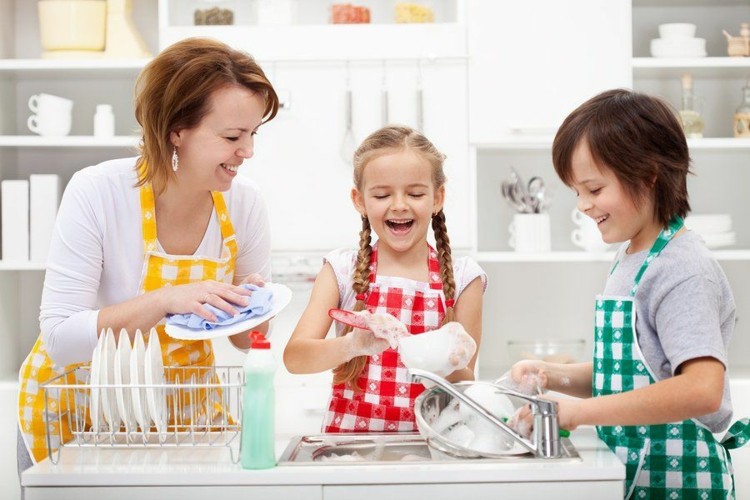 دع الأطفال في المنزل يغسلون الأطباق