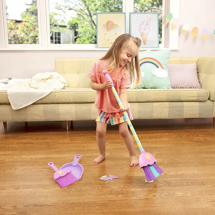 يمكن للأطفال الأكبر سنًا تعلم الكنس والمساعدة في التنظيف