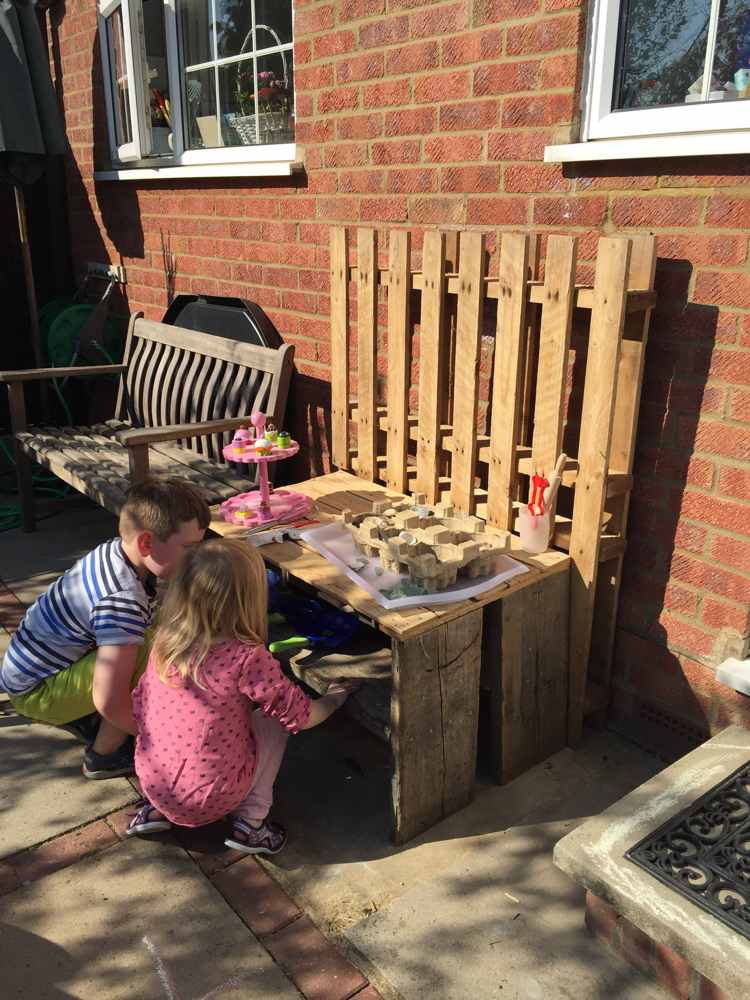 مطبخ للأطفال - خشب - حديقة - بناء - لعب - منصة نقالة - فكرة