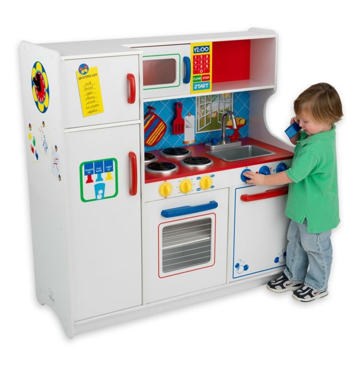مطبخ أطفال مجهز بمطبخ بثلاجة