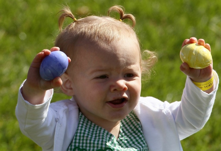 طفل مع بيض في عيد الفصح