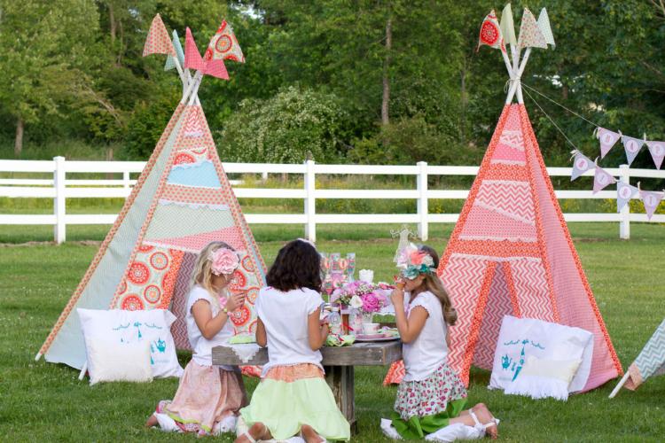 خيمة أطفال في الحديقة تنظم حفلة شاي ذاتية الصنع