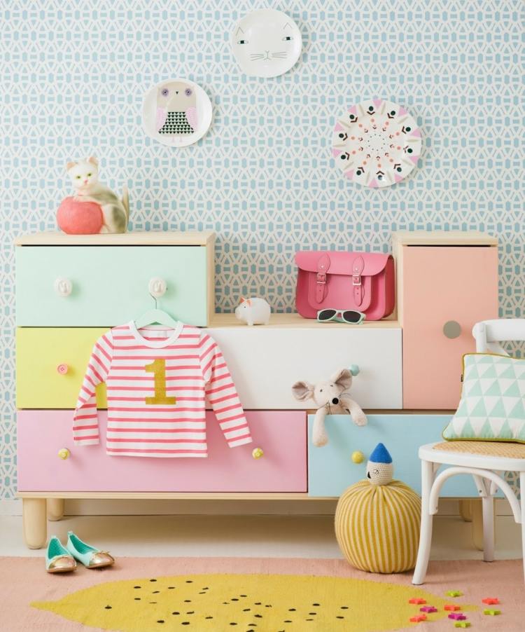 غرفة الأطفال ذات أدراج على الطراز الاسكندنافي بألوان الباستيل