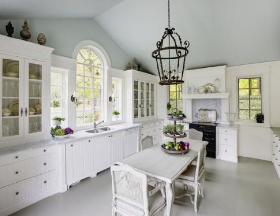 أثاث المطبخ الأبيض الكلاسيكي مع سقف مائل من المعدن بمظهر متدلي
