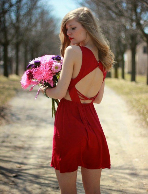 بوكيه قصير - فستان احمر - عارية الذراعين