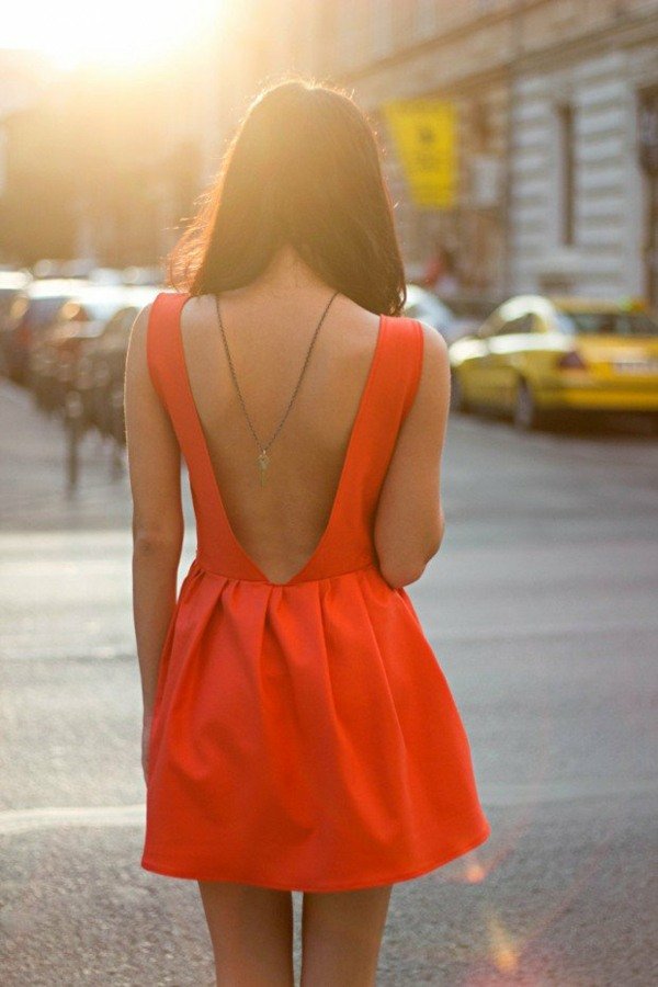 فستان قصير عارية الذراعين باللون الأحمر