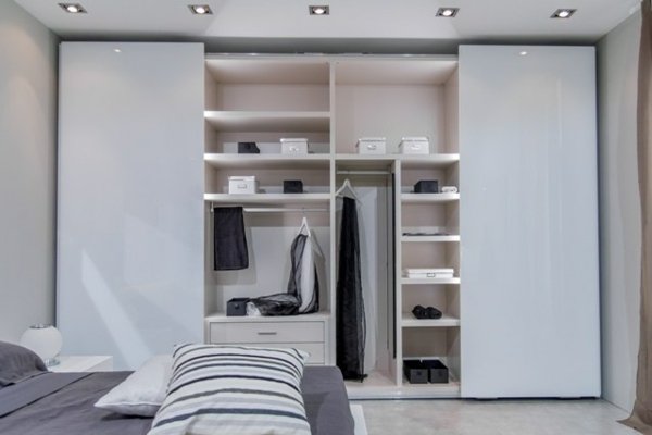 خزانة ملابس بيضاء مع أبواب منزلقة لغرفة النوم