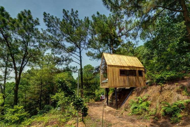 كوخ خشبي صغير على ركائز متينة منزل غابة فيتنام