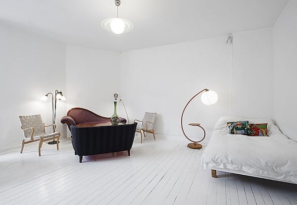 غرفة جلوس مطلية بالورنيش - أرضية خشبية - قطع أثاث بيضاء - مصباح أرضي حديث