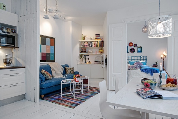 شقة صغيرة على الطراز الاسكندنافي زخرفة زرقاء بيضاء