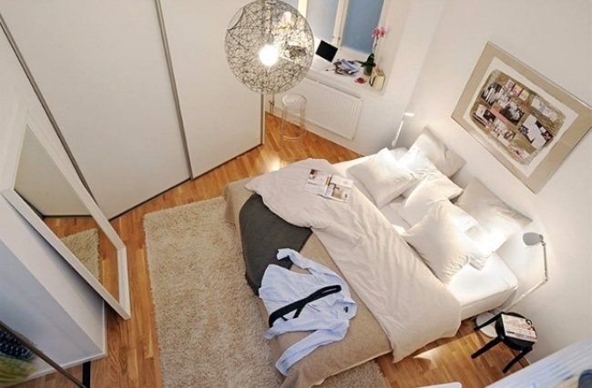 غرفة نوم صغيرة أرضية خشبية بيضاء كريم خزانة أبواب منزلقة