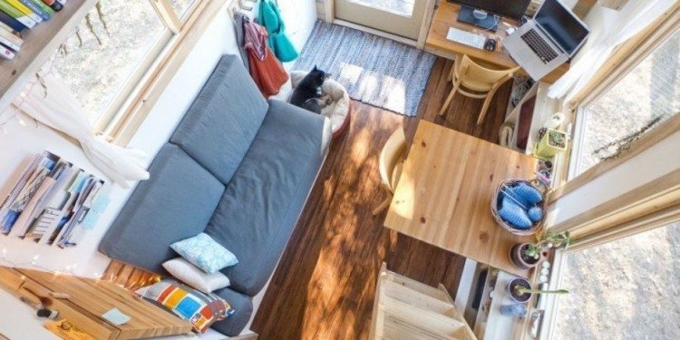 غرفة صغيرة - تأثيث-غرفة معيشة-أريكة-خشبية-قابلة للطي-طاولة-ثابتة