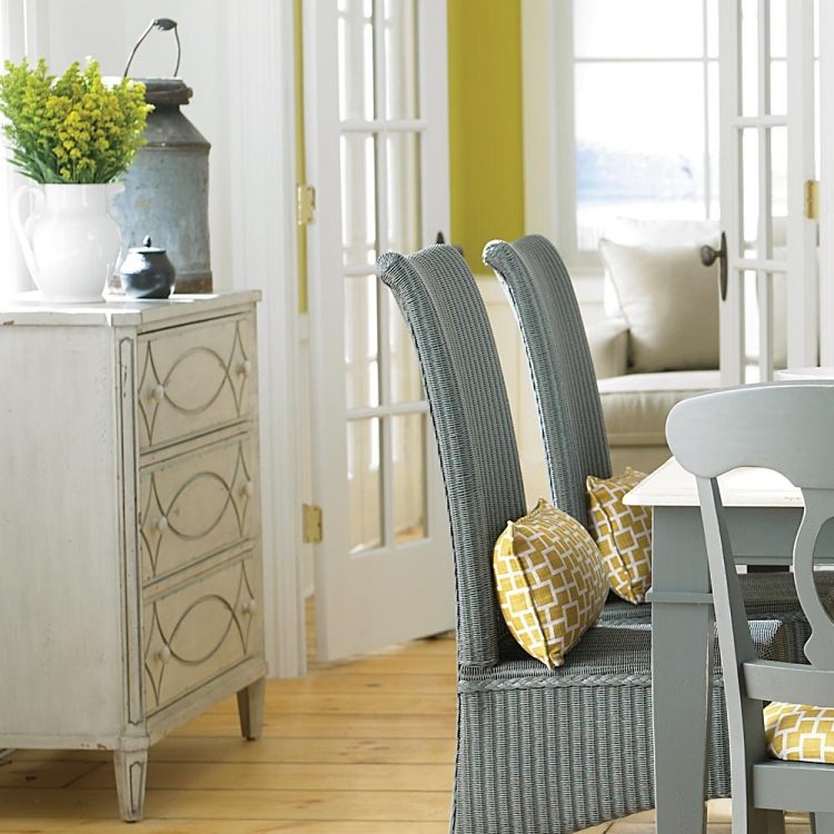 خزانة ذات أدراج على طراز منزل ريفي - أبيض - غرفة معيشة - طاولة طعام - كراسي - أرضية خشبية - أرضية خشبية