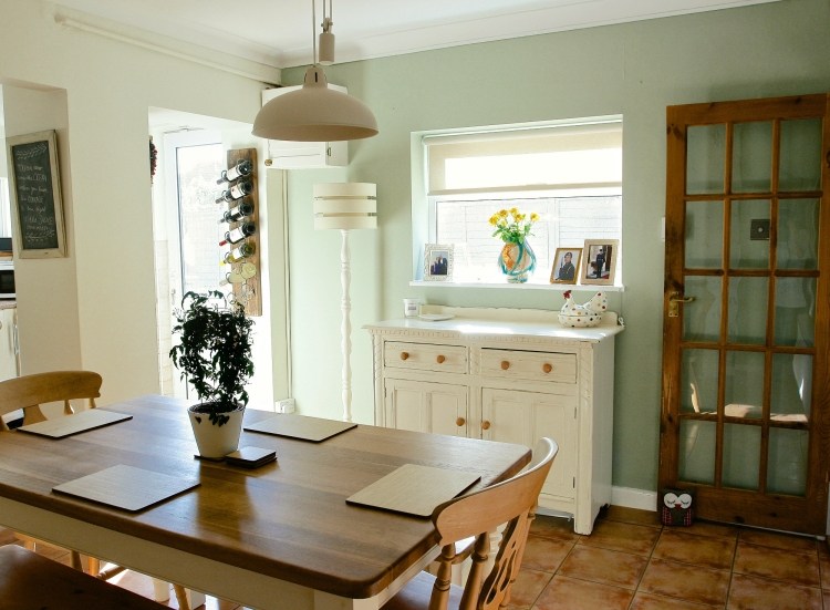 خزانة ذات أدراج على طراز منزل ريفي - أبيض - منطقة طعام - احصل على - طعام - طاولة - كراسي - باب - نافذة - أعرج - دافئ