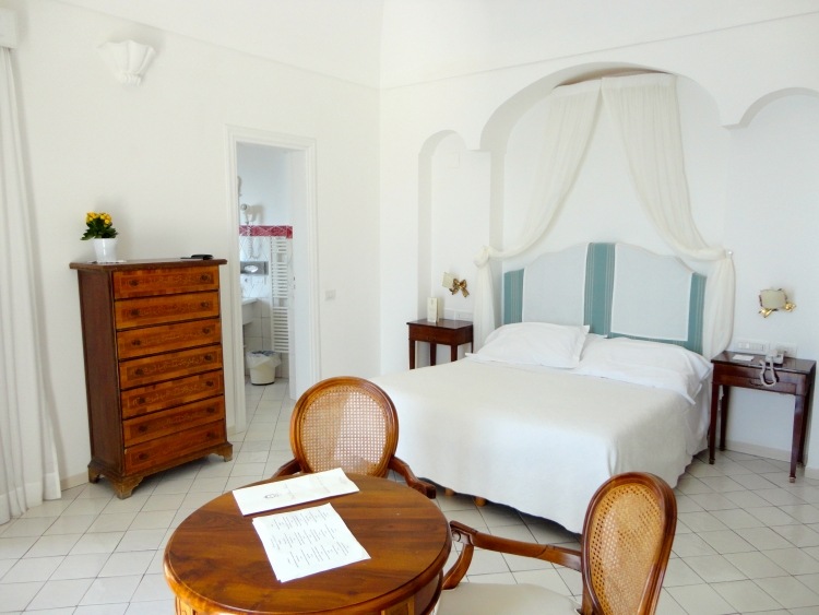 خزانة ذات أدراج على طراز منزل ريفي - غرفة نوم خشبية - سرير أبيض - بلاط - أرضية - غرفة فندق قديم