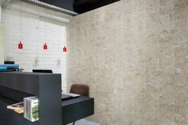 أفكار لتصميم الحائط بمساحة مكتبية بلون رملي محايد