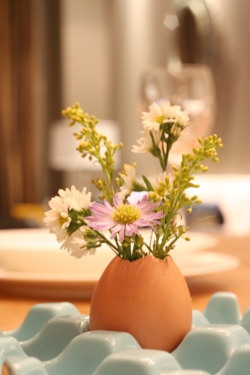أفكار لتزيين عيد الفصح لمزهرية مصنوعة من قشر البيض الأصفر