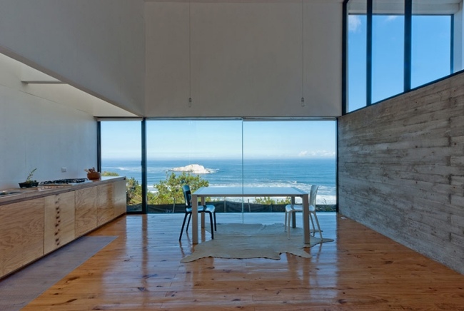 غرفة المعيشة ذات الواجهة الزجاجية المطلة على المحيط - منازل شيلي بأمريكا الجنوبية