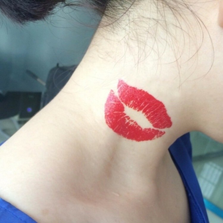 قبلة-فم-وشم-فكرة-صور-رقبة-أحمر-شفاه-تقبيل