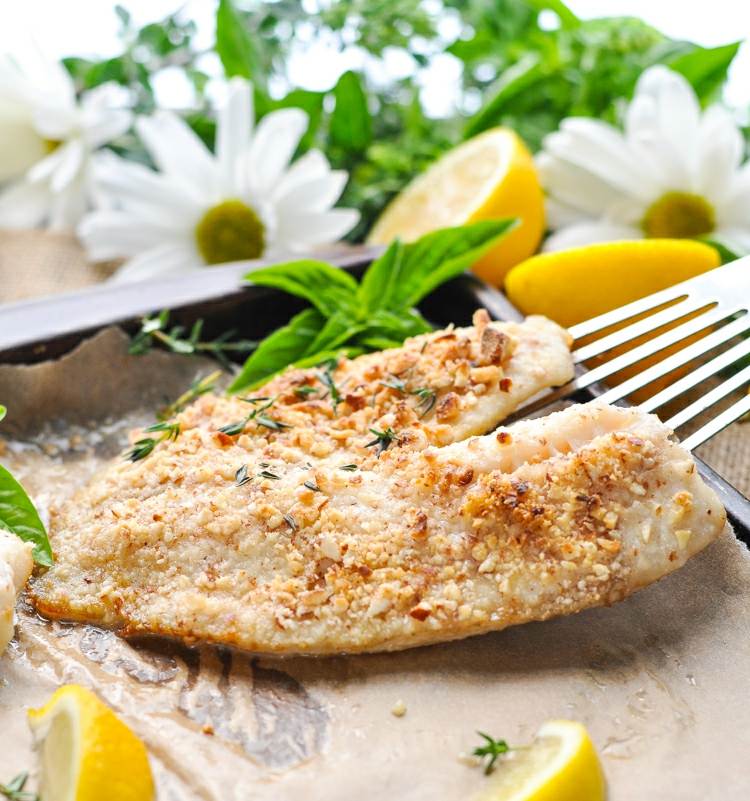 وصفات عشاء منخفضة الكربوهيدرات مع قشرة المكسرات السمك المخبوزة