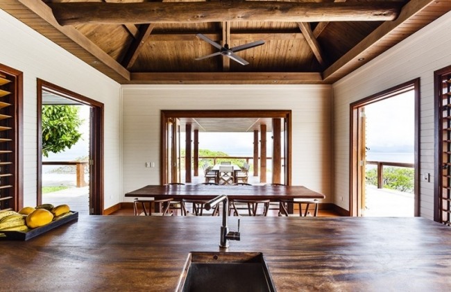 مطبخ جزيرة مطبخ ريفي حديث خشبي ونوافذ كبيرة استوائية