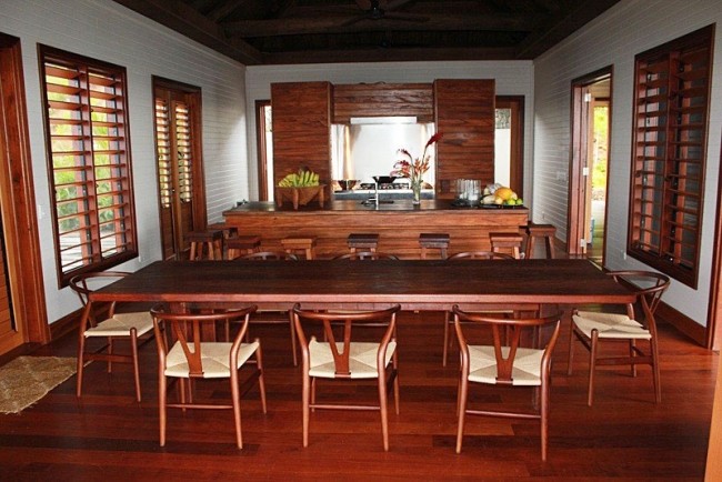أفكار لغرفة الطعام لتزيين طاولة الطعام بأثاث خشبي استوائي- Korovesi VIlla