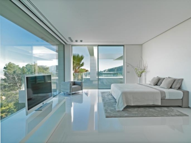 غرفة النوم اللامعة - لون الجدار - أبيض زجاج عادي - أبواب منزلقة للشرفة