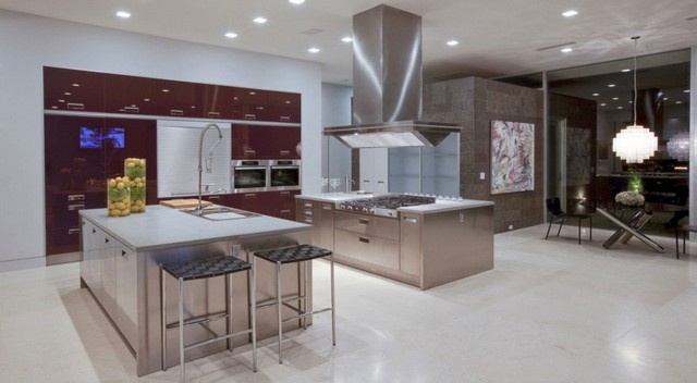 تصميم مطبخ حديث من الفولاذ المقاوم للصدأ ، واجهات باللون الأحمر ، جزيرة مطبخ عالية اللمعان
