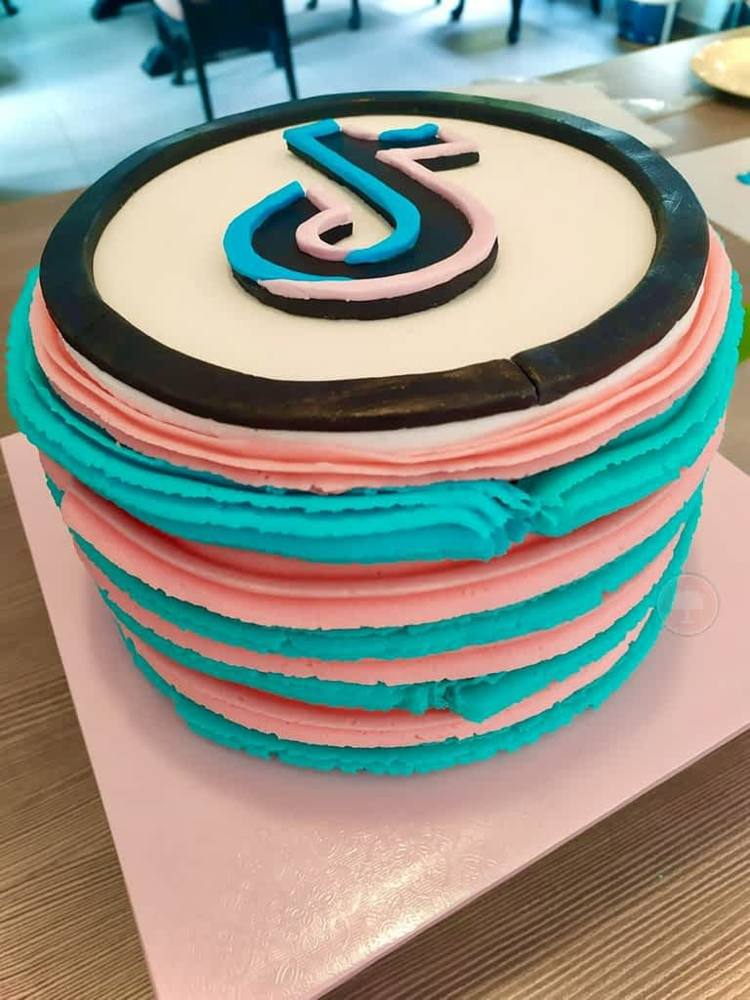 اصنع كعكة TikTok بسيطة بنفسك باستخدام الكريمة باللونين الأزرق والوردي وشعار TikTok
