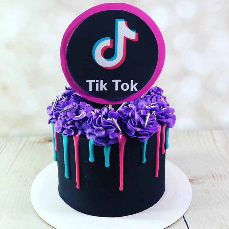 كعكة TikTok باللون الأسود والوردي والأرجواني مع شعار كمقبس