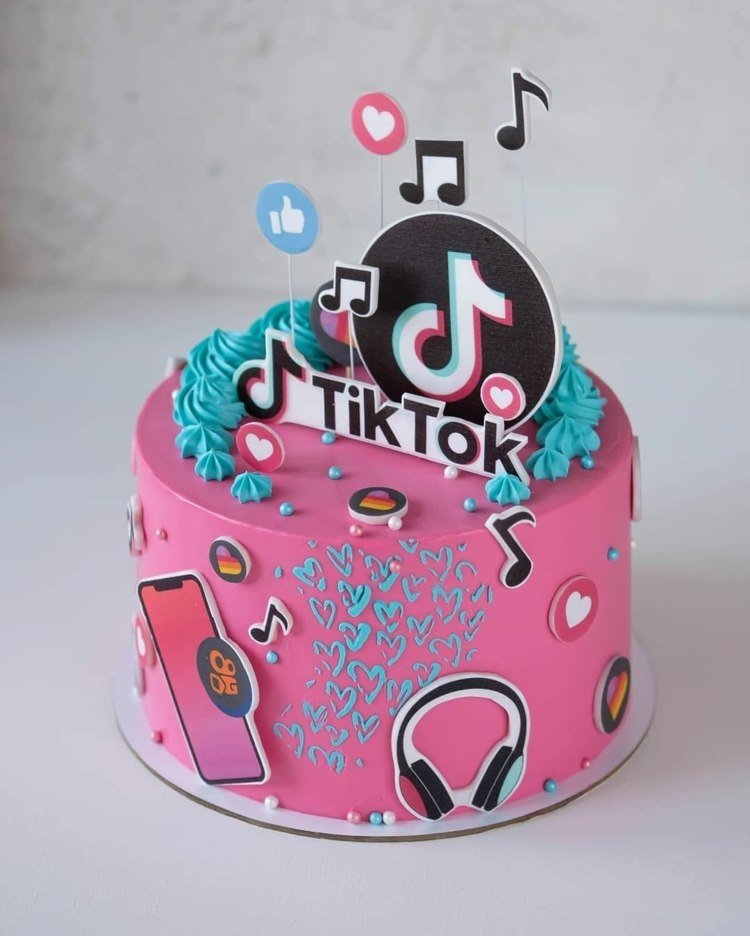 كعكة TikTok الوردية مع لمسات زرقاء وزخارف عابرة
