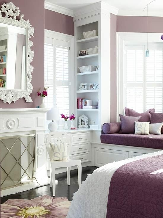 تصميم غرفة نوم باللون الأبيض الأرجواني