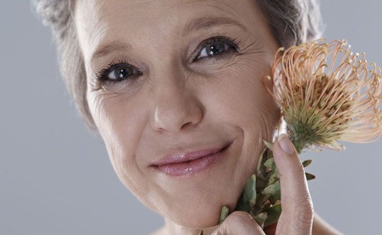 مستحضرات التجميل للنساء من سن 50 وما فوق ، نصائح لتدلي الجفون