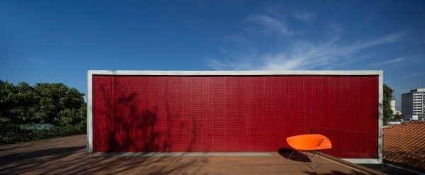 لوحات خشبية مطلية بألواح خشبية ذات بوابة حمراء على شرفة السطح