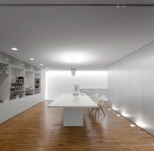 ارضيات مكتبية خشبية باضاءة مدمجة بيضاء