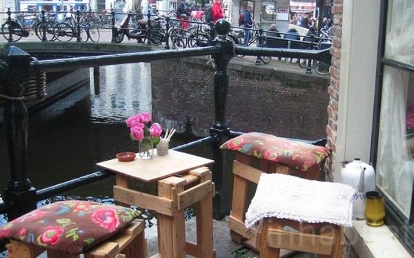 الأثاث الكراسي اليورو المنصات في الهواء الطلق مخبز أمستردام