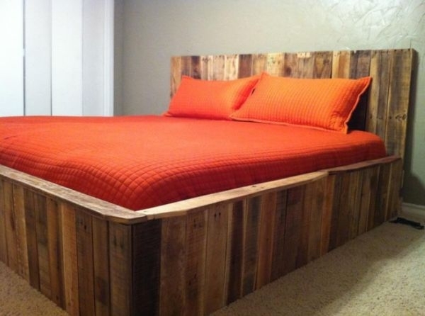سرير مصنوع من المنصات الخشبية الداخلية من الكتان الأحمر لغرفة النوم