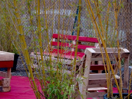 أفكار أثاث الحدائق باللون الأحمر للأثاث المصنوع من المنصات الخشبية