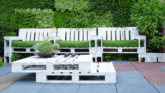 أفكار أثاث الحدائق البيضاء للأثاث المصنوع من المنصات الخشبية