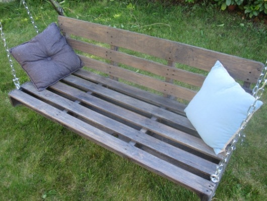 أفكار مقاعد البدلاء المتأرجحة للأثاث المصنوع من المنصات الخشبية