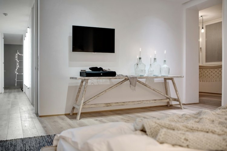 حصى-لهجة-جدار-أبيض-طاولة جانبية-تلفزيون-ديكو-أرضية خشبية
