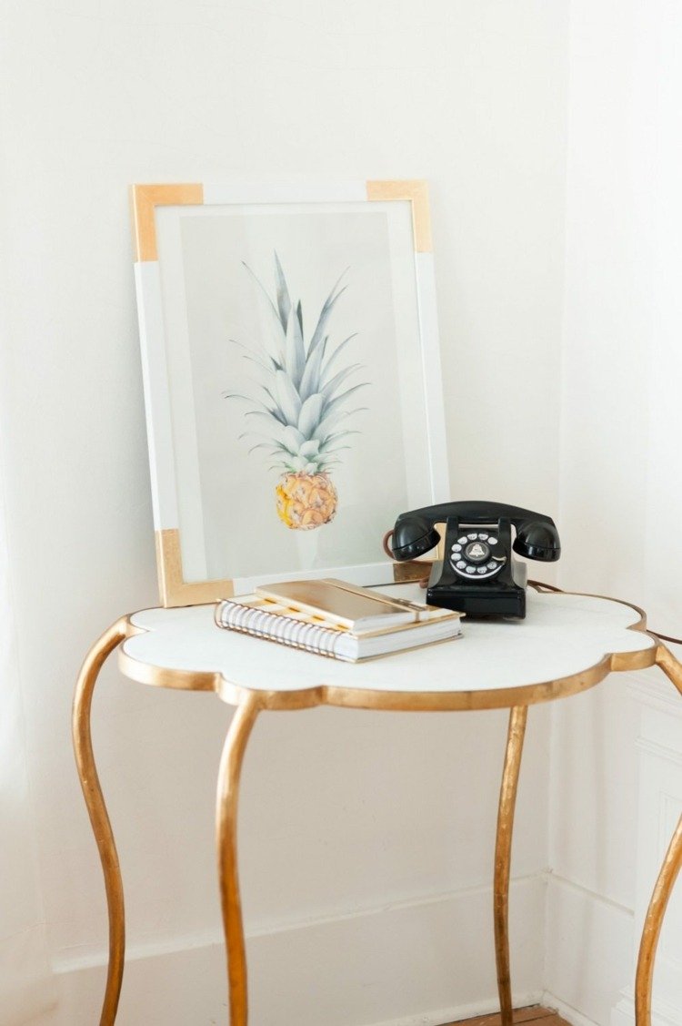 زخرفة جميلة مع عناصر ذهبية لطاولة جانبية عتيقة