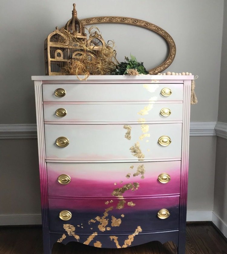 خزانة ذات أدراج بأوراق ذهبية وتأثير أومبير باللون الأبيض والوردي والأرجواني