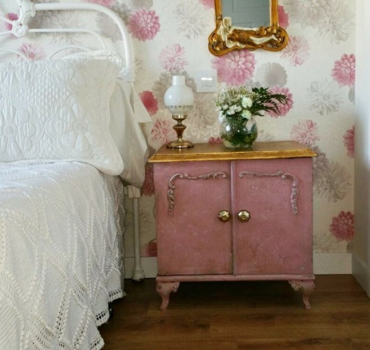 مصدر إلهام لطاولة سرير صغيرة باللونين الوردي والذهبي