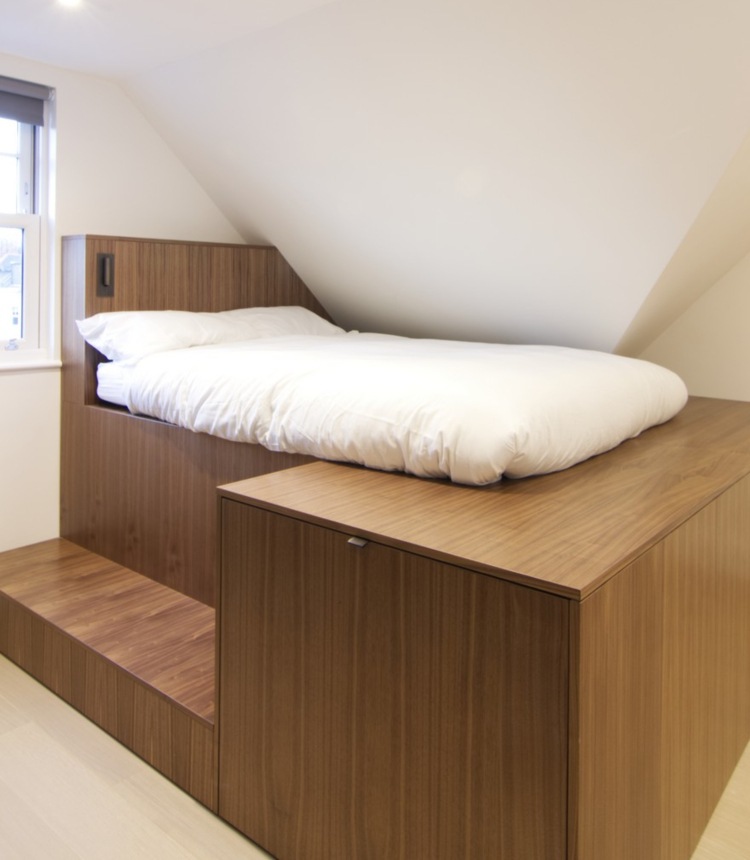 شقة صغيرة سقف مائل سرير مزدوج طاولة قابلة للتمديد